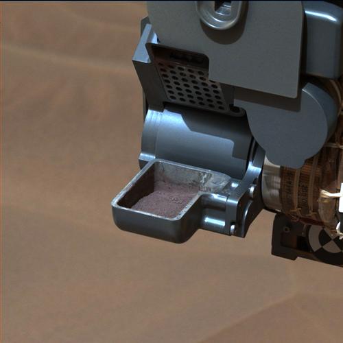 "Confidence Hills" drill powder in the Curiosity rover's scoop. The SAM instrument suite analyzes powder from drilled samples, such as this one. Credit: NASA/JPL-Caltech/MSSS